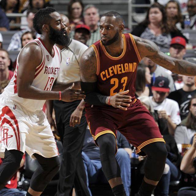 超高人气，一印度女球迷接机时手举标语：梅西，拯救印度足球（人气爆棚！印度女球迷机场举牌：梅西，请救救印度足球）