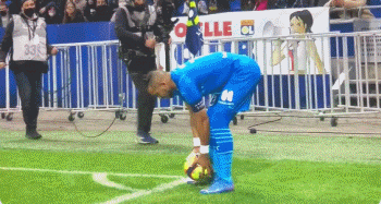 鲁媒：限制投入更需加快造血，中国职业足球生存困境并未解决（鲁媒：限投之下更需加速造血，中国职业足球生存难题仍未解）