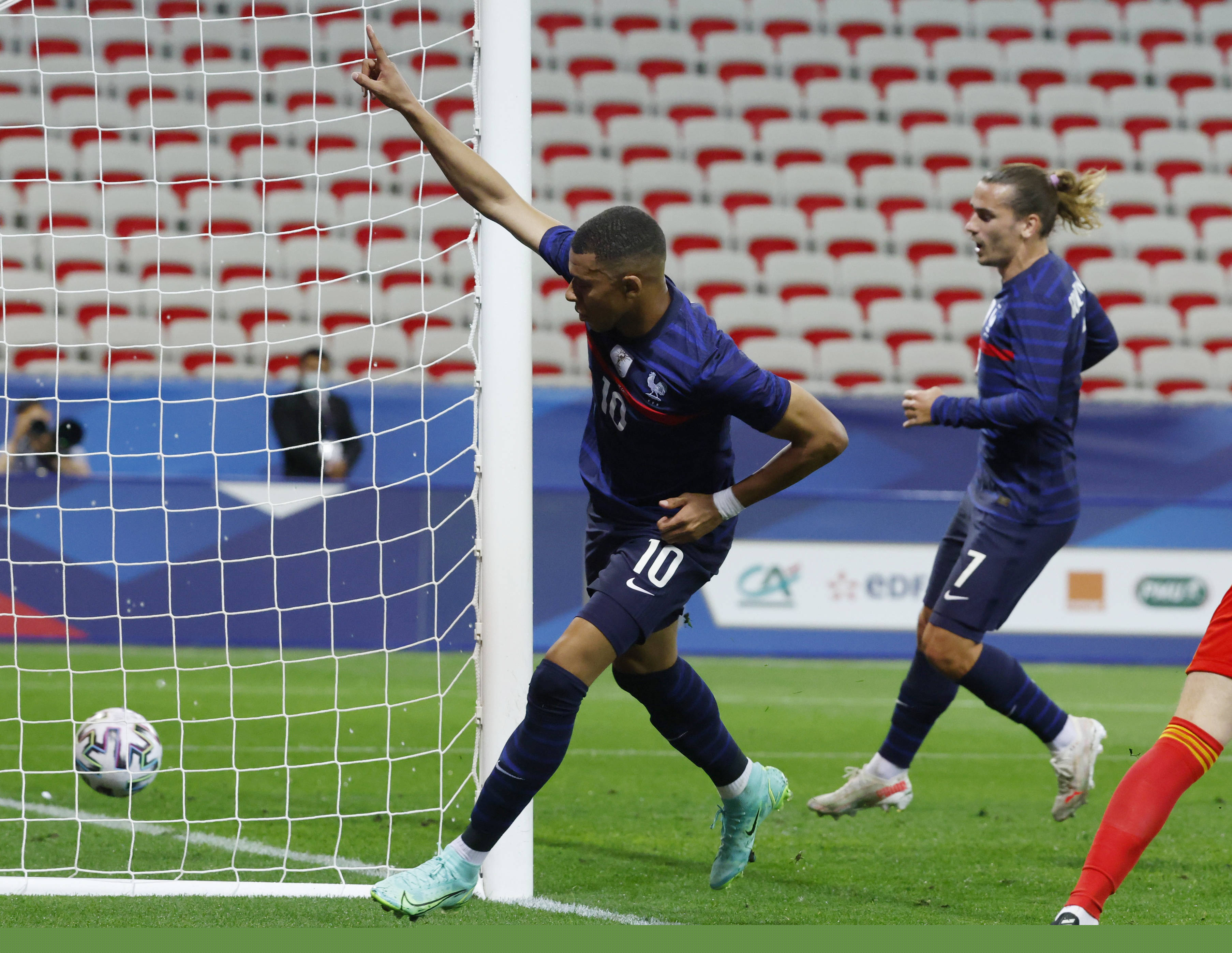 孔蒂：我承担全部责任，但每个人都不能只想自己的小菜园（孔蒂：责任我担，但大家不能只顾自家一亩三分地）