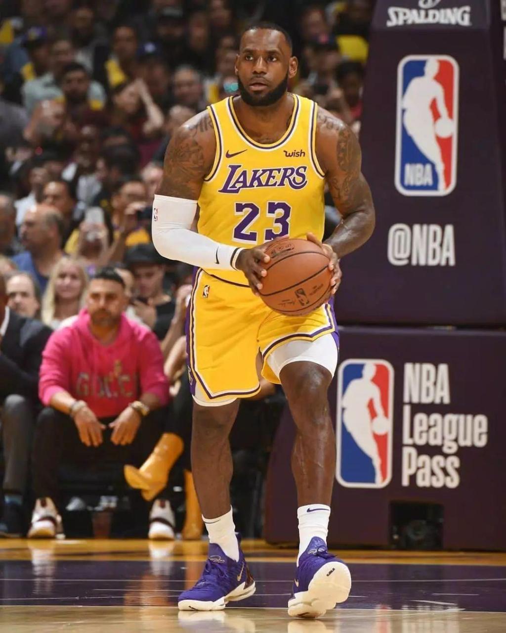 名宿：在我看来莱奥是边锋不是前锋；他配得上米兰10号球衣（名宿：莱奥是边锋非前锋，配得上米兰10号）