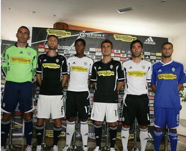 热血，奔赴冠军之路！突破身体桎梏 他们以手为足驰骋赛场（热血逐冠！打破身体枷锁，他们以手代足纵横赛场）