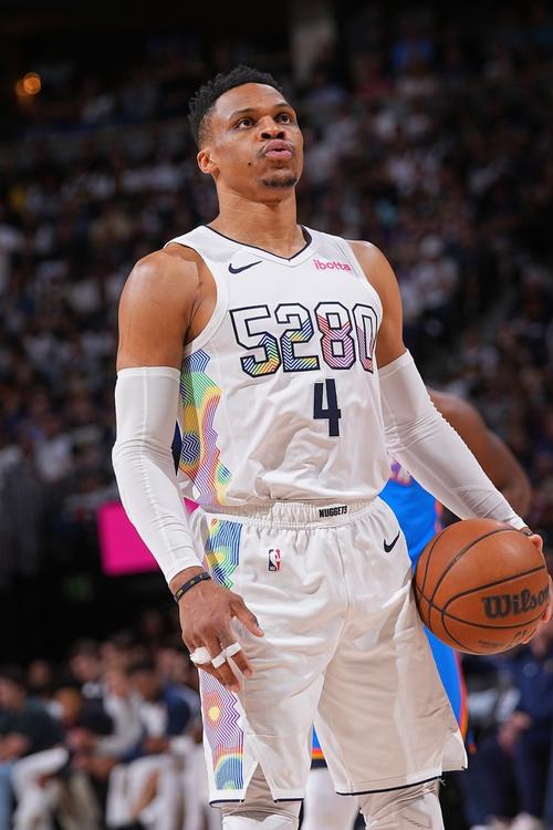 阿姆拉巴特伤愈复出，皇家贝蒂斯全力备战巴萨强敌（阿姆拉巴特痊愈回归，贝蒂斯枕戈待发迎战劲旅巴萨）