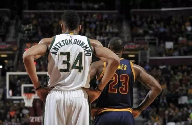 每体：杰拉德·马丁在左中卫上的表现，比其当左后卫时更亮眼（每体：杰拉德·马丁踢左中卫更出彩，强于担任左后卫时）